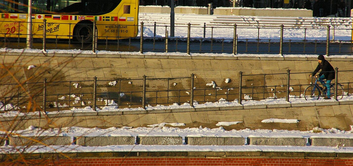 Geräumte Radwege begünstigen Radfahren im ganzen Jahr Radfahrer fährt bei Schnee im Winter Rad